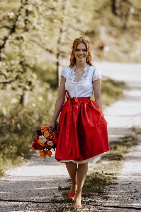 Poppy Love kurzes weißes Dirndl mit orangener Seidenschürze