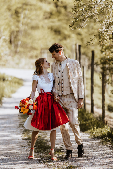 Poppy Love weißes Dirndl orangene Seidenschürze