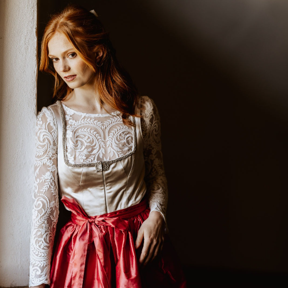 langes Brautdirndl aus Baumwollsatin und Bohospitze mit orangener Seidenschürze