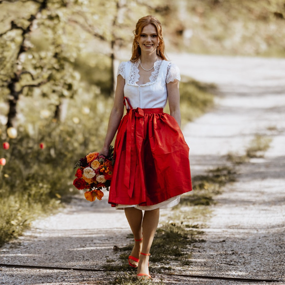 kurzes Brautdirndl Leinen Jacquardgewebe und orangener Seidenschürze