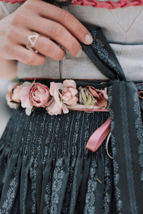 Individuell gefertigter Blumengürtel zur Hochzeit